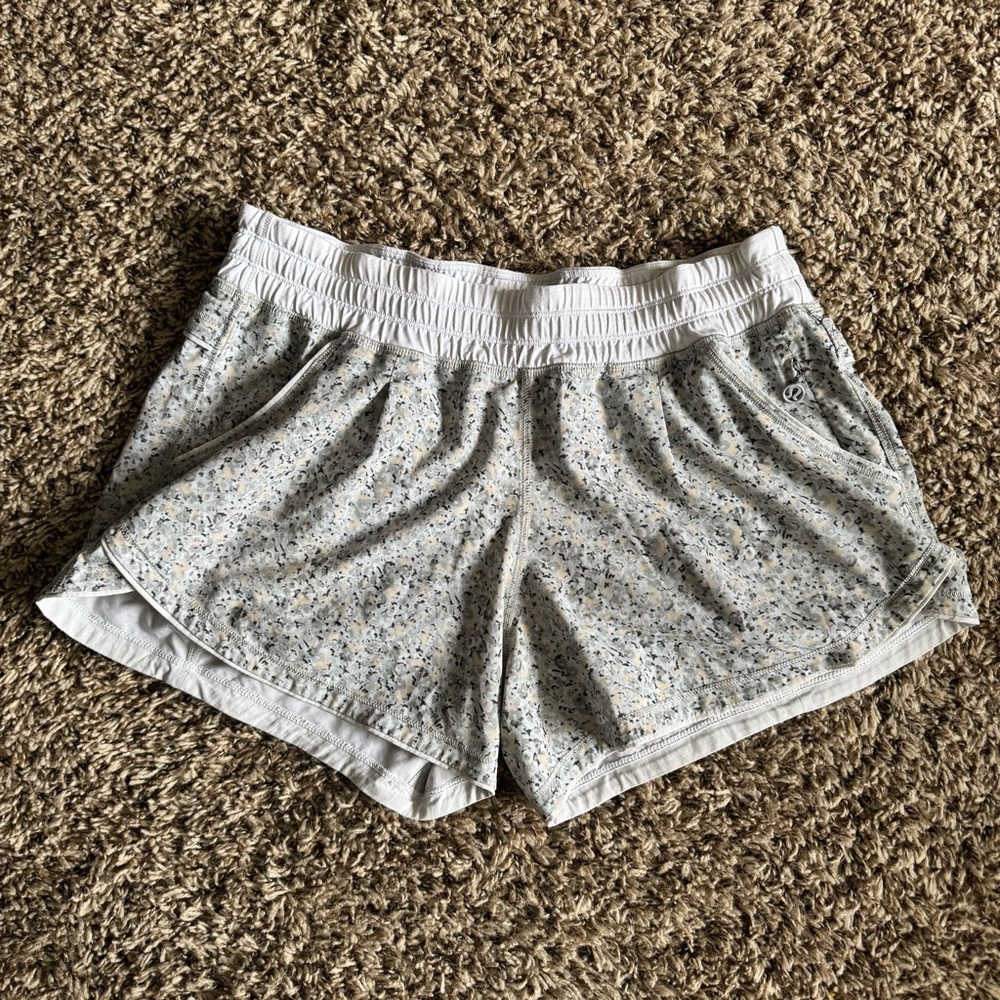 SOLD ON DEPOP - Lululemon Free Reign Shorts - Petite Fleur Silver Spoon White